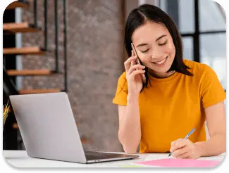 jovem falando no seu celular e anotando informação | climb